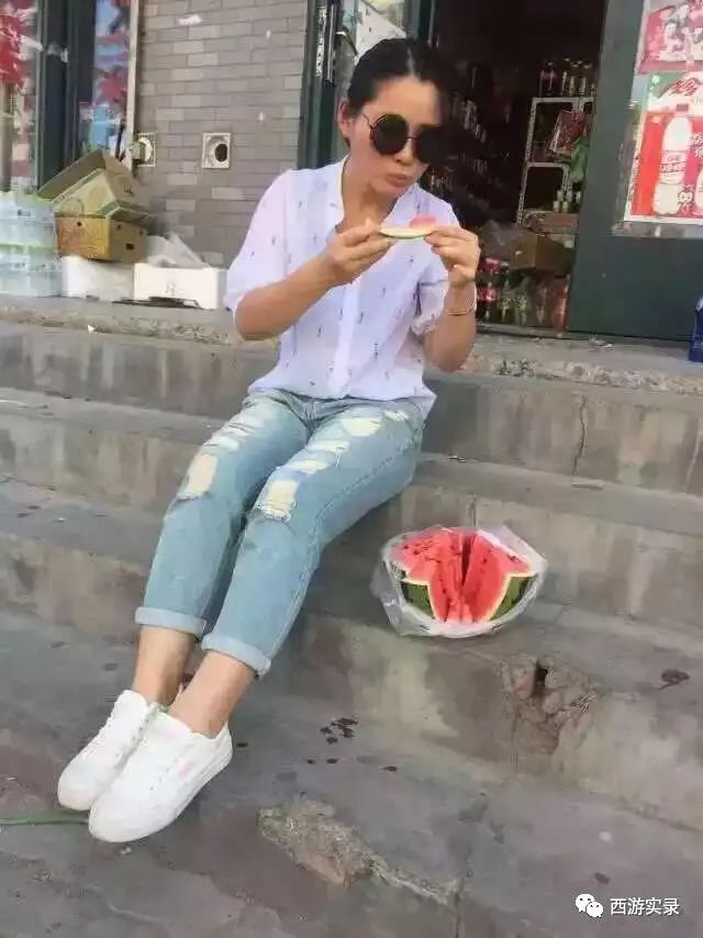 她让俄罗斯人搭车，还管饭，发现车上电脑不见，上海开车进俄罗斯