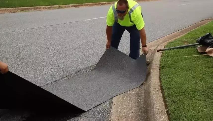 修马路不灌水泥,美国人直接用胶布,这是什么“智障”操作?