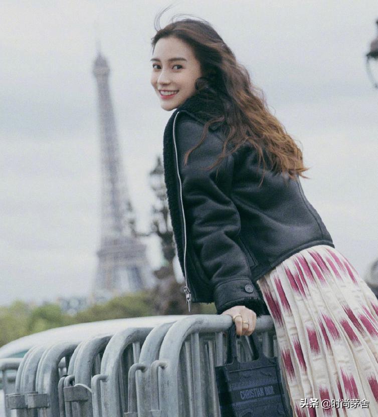 baby看表演,baby身穿绿色闪光裙搭配翅膀造型