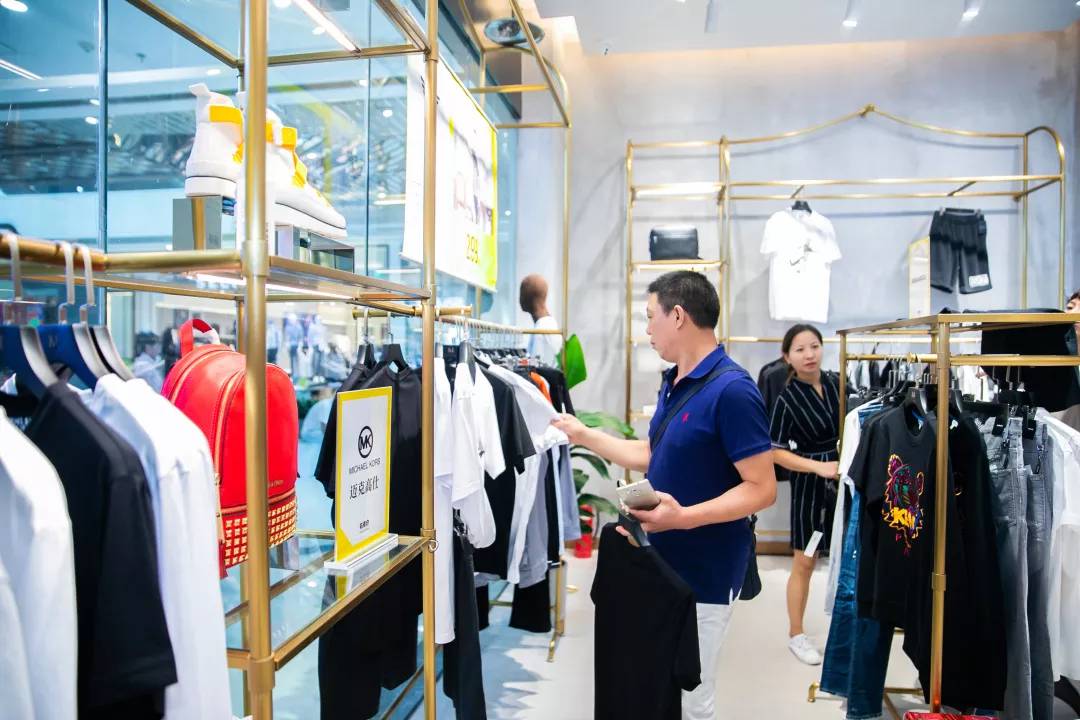 老铁放肆购!潮牌1~3折起,衣麦仓哈尔滨银泰店被时尚咖“攻陷”