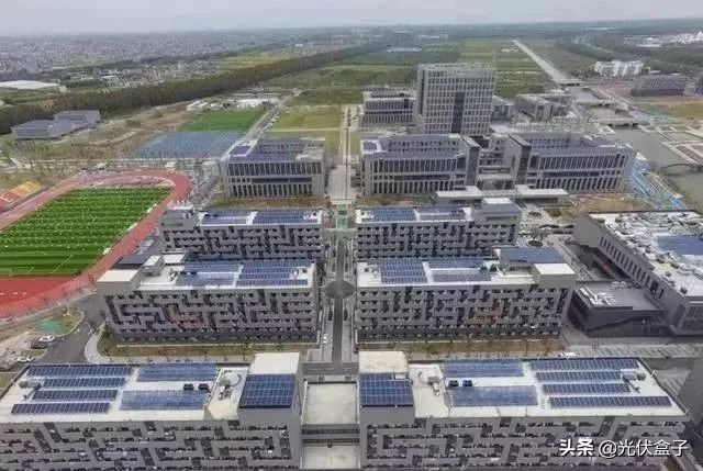 这些大学装了太阳能电池板发电,好看又环保,还能赚钱