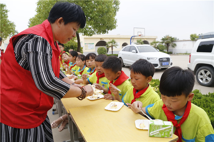 六一儿童节献爱心慰问活动,关爱困境儿童六一慰问暖童心