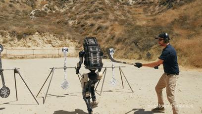 遭遇百般霸凌后，机器人竟将枪口对准人类