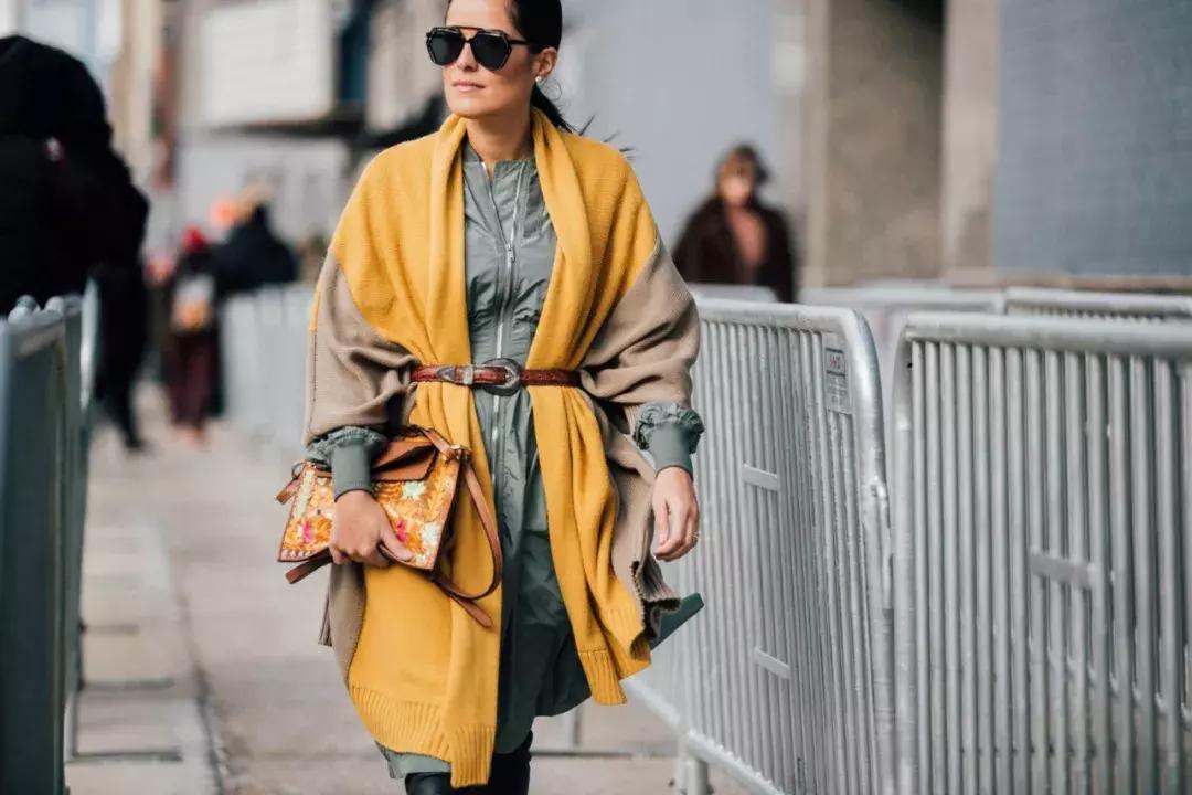 围巾怎么挑选适合自己的,买围巾又好看又简单