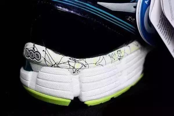 鞋子上的泥巴污渍怎么去除,怎样清理鞋边的污渍划痕