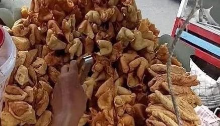 大妈卖暴利小吃2元成本卖20元,6旬大妈摆摊卖小吃一天卖300份