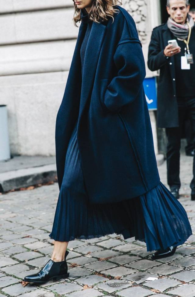 百褶裙今年流行百搭显瘦收腰冬款,版型好的百褶裙配卫衣