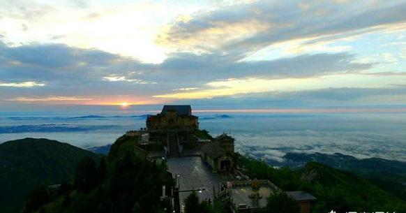 杜甫在写望岳的时候心境是什么,望岳杜甫的心境