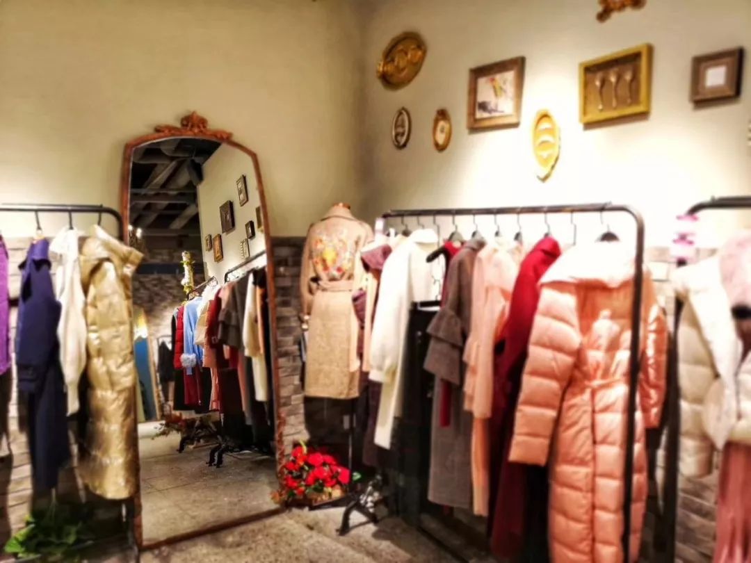 这家新开的服装店，要把法国时尚女装FEXATA斐格思带给你……