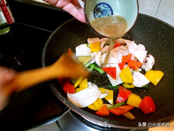 深藏不露的墨鱼，吐得你满脸污黑，抓拿归案，缤纷上桌