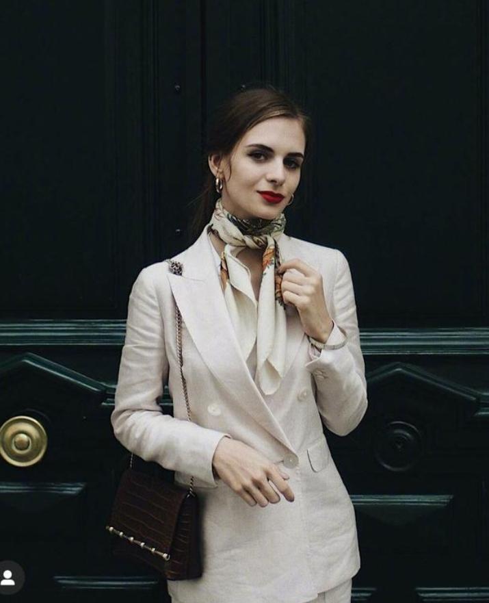 孟晚舟丝巾搭配图片,孟晚舟巾帼不让须眉的气质