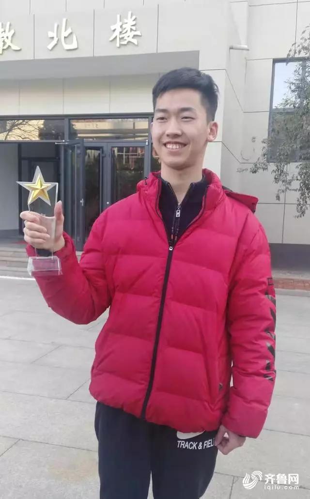 脑瘫男孩考入财经大学,17岁脑瘫男孩考上大学