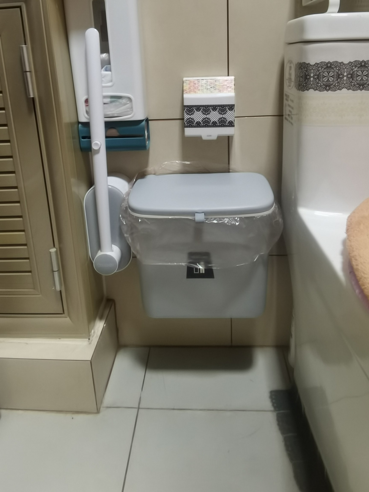 同样是小卫生间，看看人家的马桶边布置，干净利落、清清爽爽