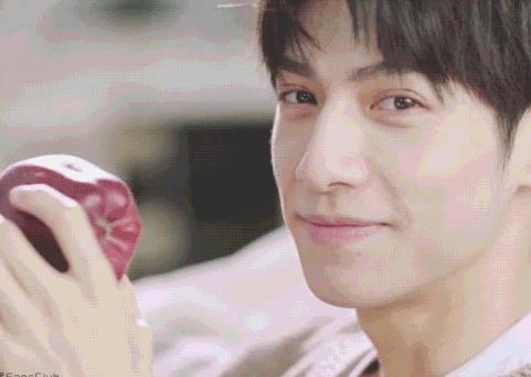 有人问罗云熙保持年轻的秘诀,少年气息如何培养