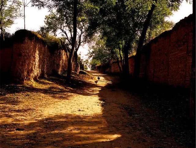 门口有横路子孙贵且富什么意思,门口有横路子孙多富贵传说