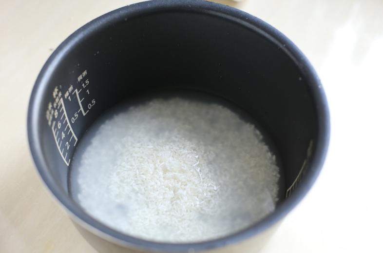 蒸米饭怎么才能不用洒水,蒸米饭不糊锅的技巧