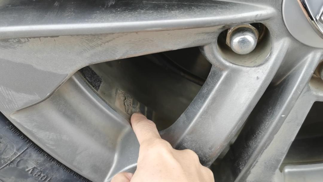 四轮定位和动平衡只做前轮可以吗,爱车跑偏做四轮定位还是动平衡