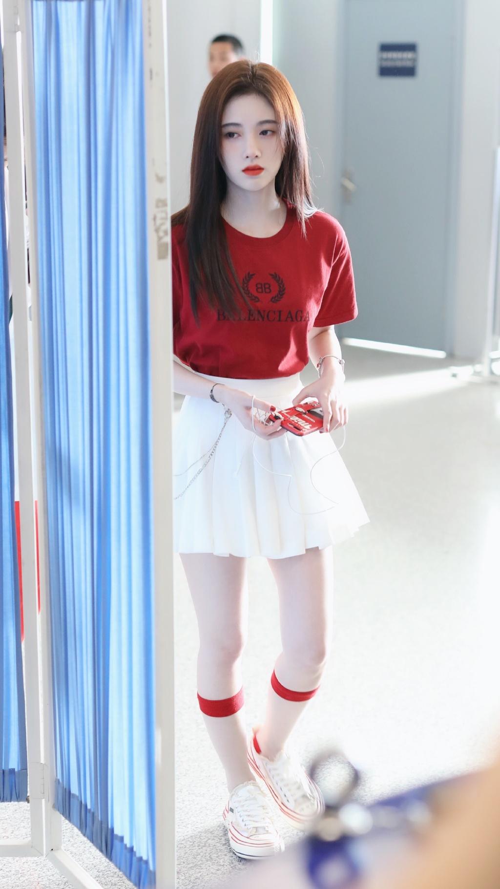 百褶裙的万能搭配随意就很好,夏天长款百褶裙的10种搭配方法