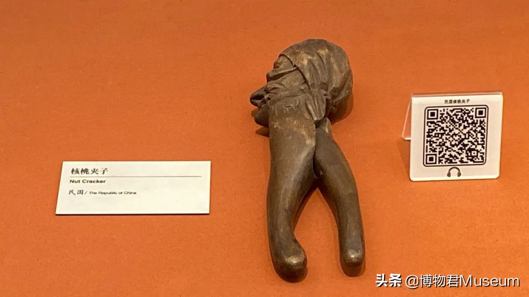 物开一刃为“刀”，两面*刃开**为“剑”，双刀相交为“剪”