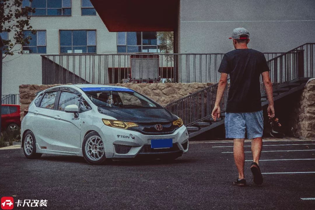 白色本田飞度潮享版怎么改装好看,7万买飞度60万改装