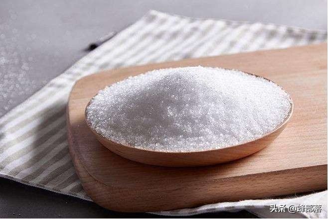 越冬时蜜蜂喂白糖水好还是不喂好,越冬蜂蜜喂蜜蜂的正确方法