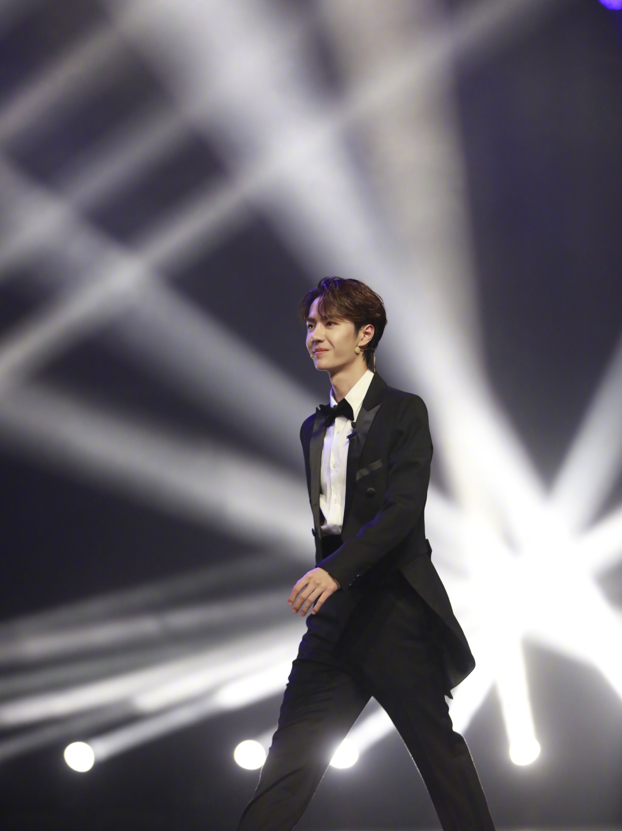 “百变酷盖”王一博,穿燕尾服骑摩托车,黑马王子变魔术师?