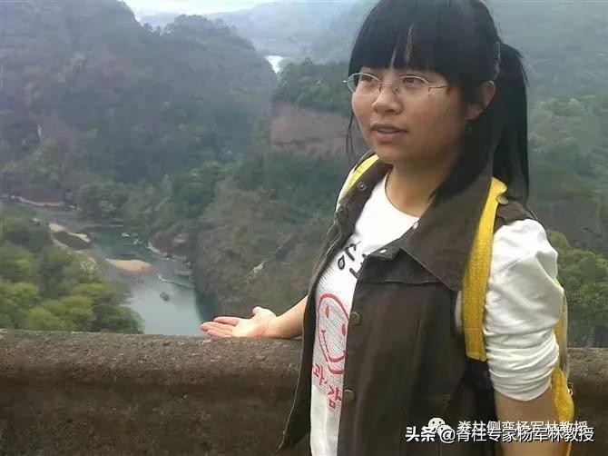 女高中生脊柱侧弯治疗视频,15岁女生脊柱侧弯能自愈吗