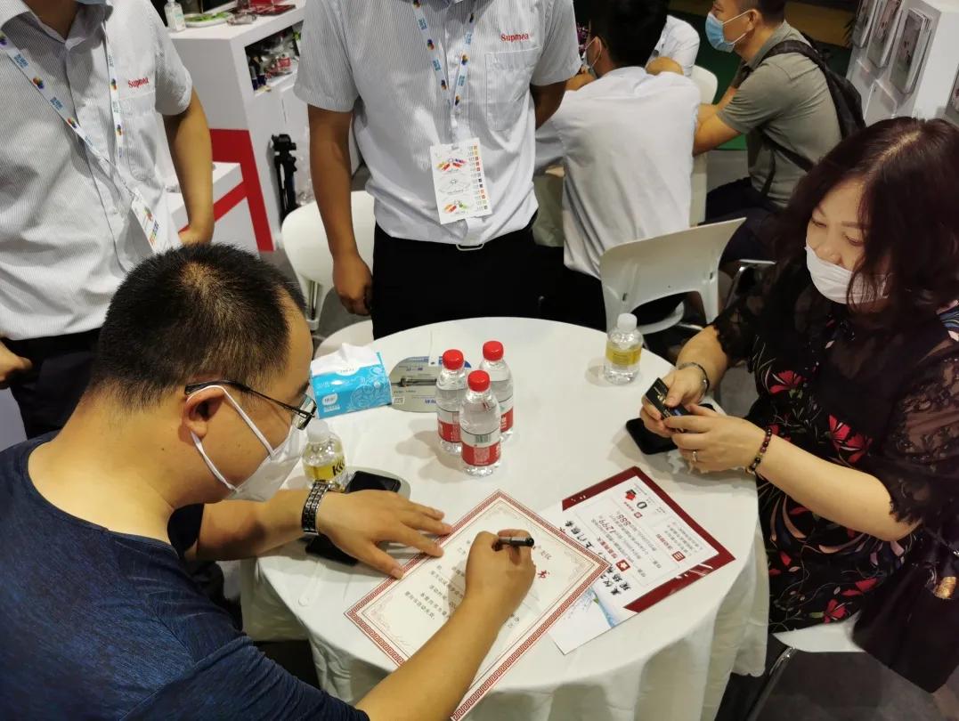 从看展到签约,他只在美仪展台用了3分钟