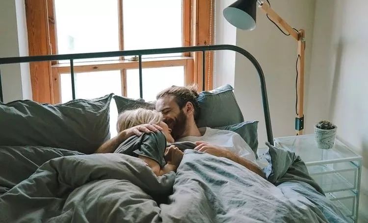 “爸爸，你趴在妈妈身上干啥呢？你的回答，改变孩子的一生