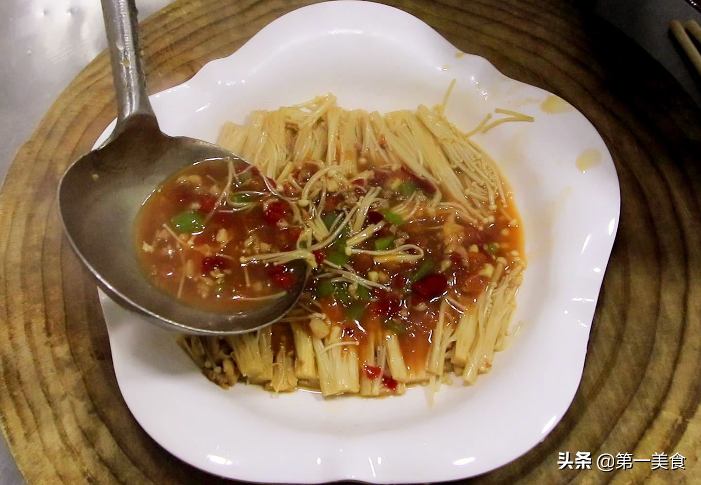 锡纸金针菇万能汤汁教程视频,怎么做最爆辣的金针菇