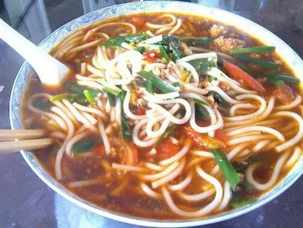 开米线店成功经历,90后餐饮人开一家米线店