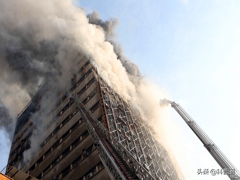 高楼火灾往上还是往下,高层建筑发生火灾该怎么办