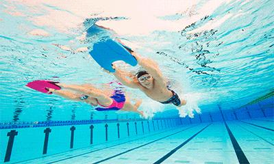 打自由泳腿髋怎样发力,打腿游泳自由泳