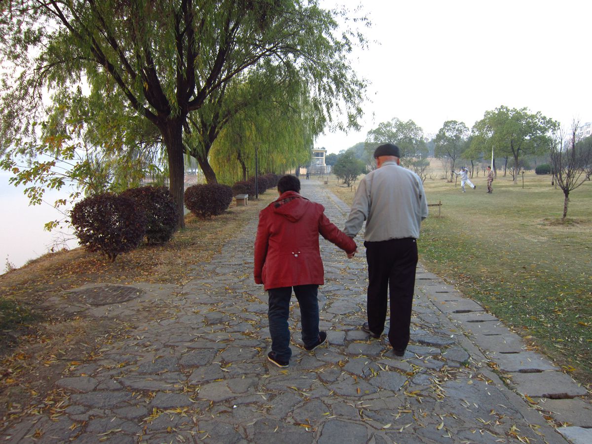 河南农村老伯埋怨自己“话太多,管太宽”害得儿子离了婚,咋回事