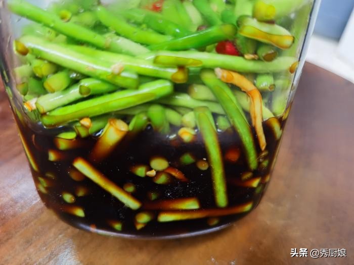 腌蒜薹怎么保持颜色翠绿,什么方法可以使蒜薹变嫩