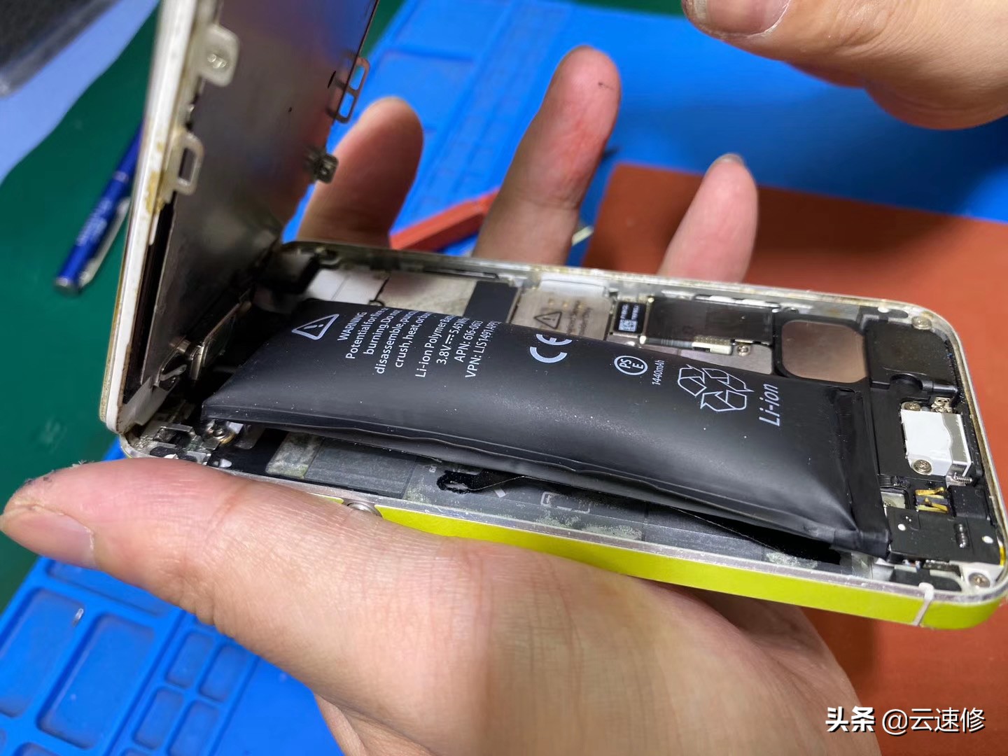 手机不开机了是电池坏了吗,手机无电池自动开机