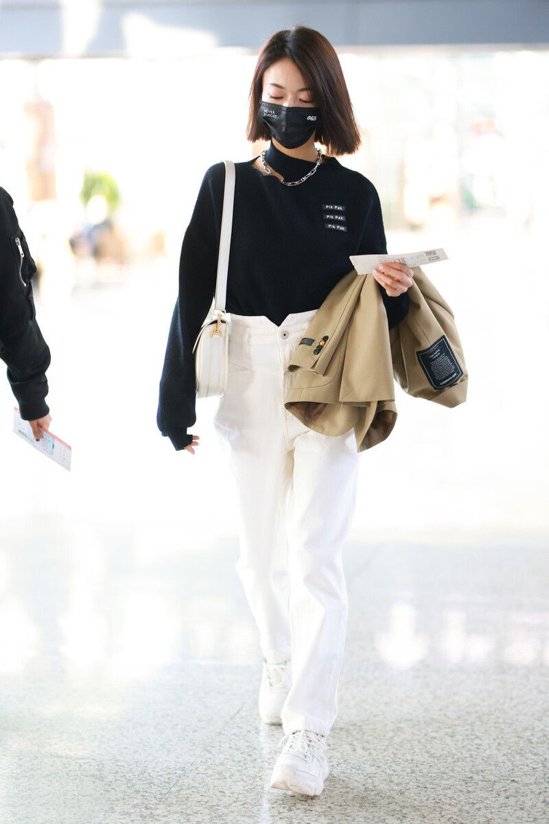 吴谨言皮草夹克,吴谨言蓝色牛仔短裙