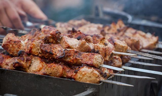 烧烤摊上的烤肉串为啥好吃?秘诀全在腌制上,配方做法详细告诉你