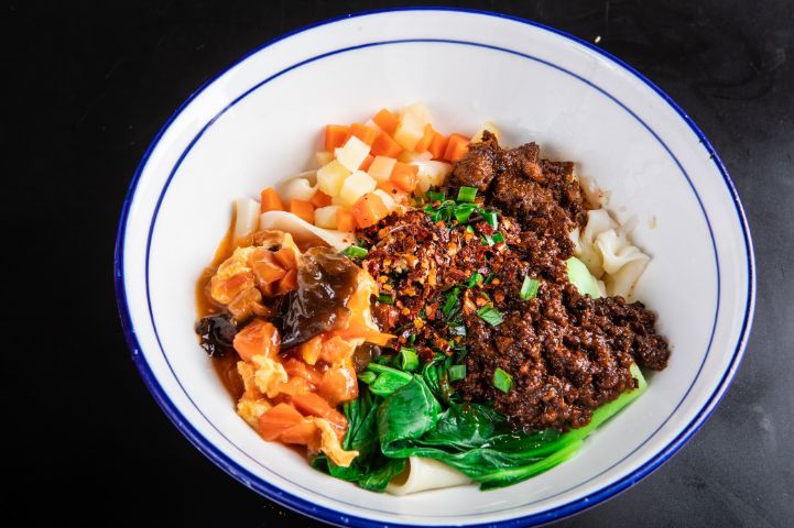 血赔400万后，他靠卖小吃翻盘，170平店日营收近4万