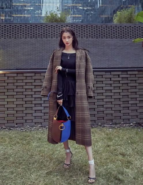 关晓彤穿镂空露脐装现身,关晓彤粉色薄纱露脐装