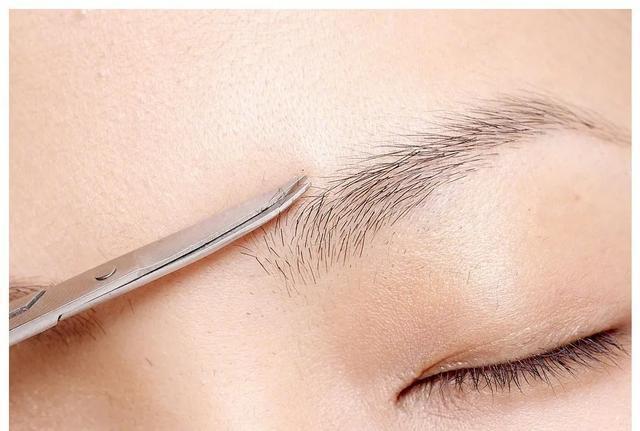 新手化妆的正确方法三个步骤,新手化妆怎么避免画的太重