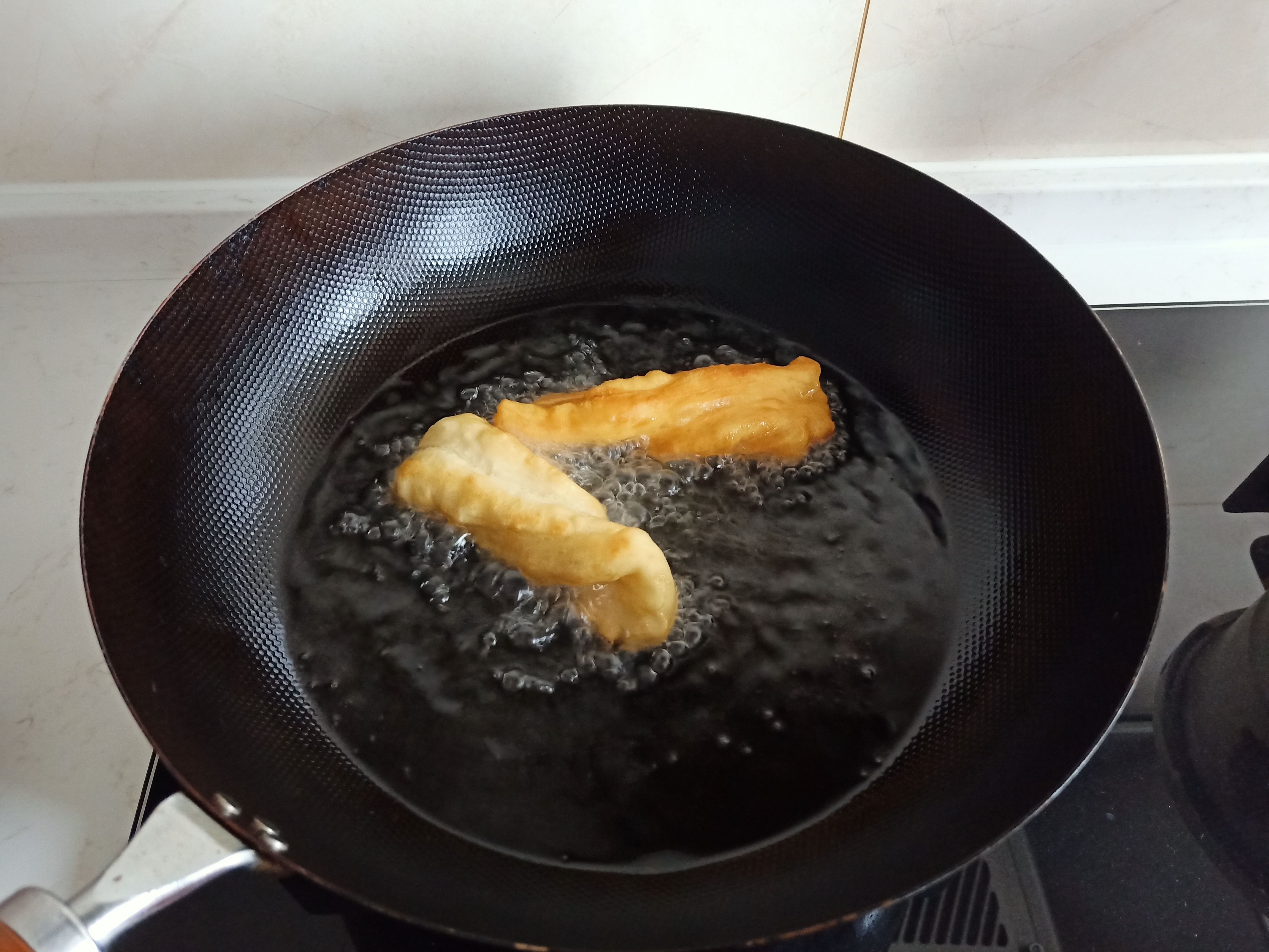 在家无聊做油饼,在家无聊学着做油条