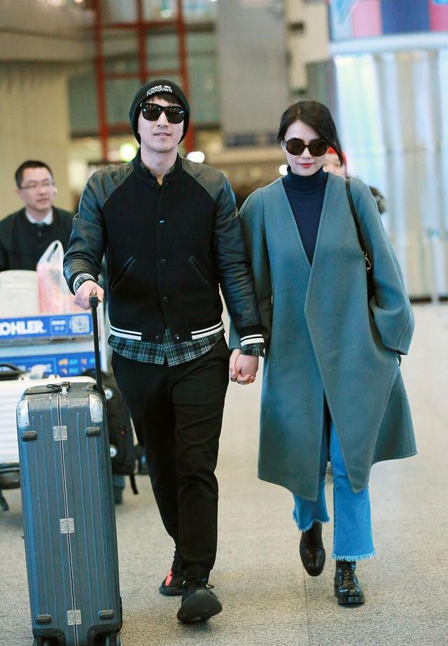 赵又廷也变时髦了，故意穿小一号棒球服配椰子鞋，潮男气质出来了