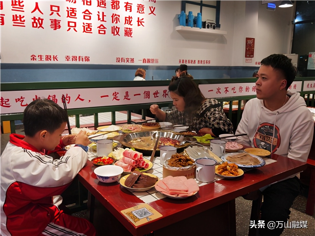 【浪费可耻节约为荣】万山：倡导用餐新“食”尚“舌尖之上”讲节约