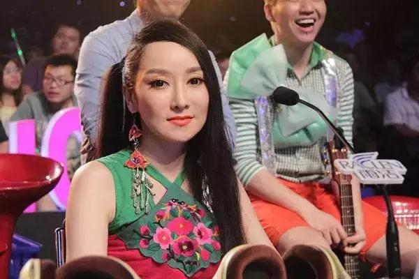 萨顶顶被质疑假唱直接清唱,萨顶顶拿反话筒假唱事件始末