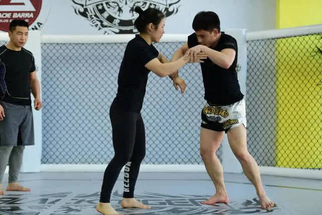 从酒店前台到冠军她从未放弃，河*姑北**娘张伟丽，这个女孩真“帅”！