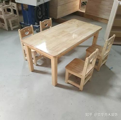幼儿园桌椅什么材质,幼儿园桌椅在哪里采购
