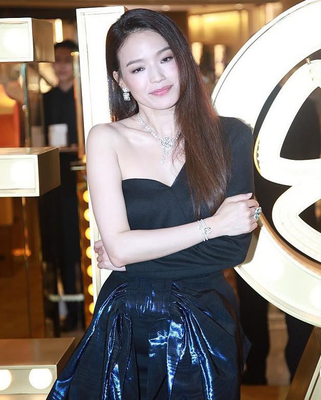 意外真摔光脚退场，粉丝滤镜被她狠怼，舒淇还是那个任性女侠啊