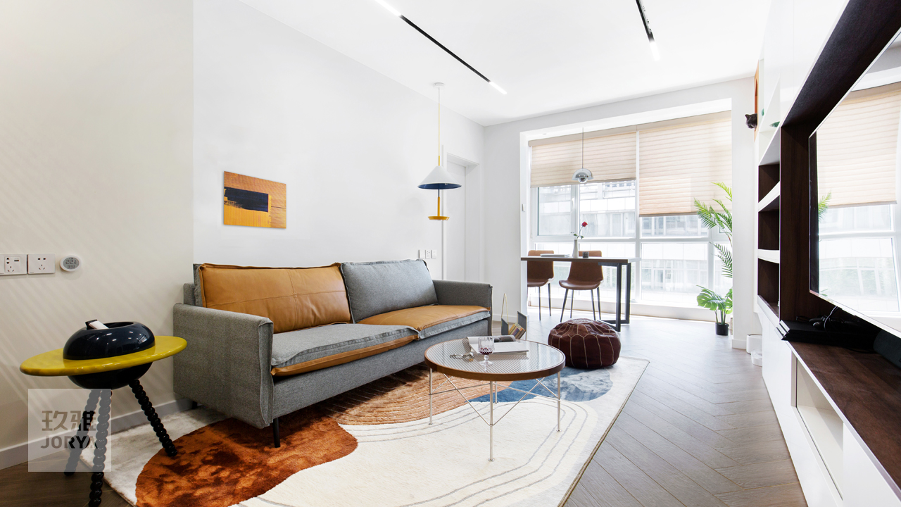 这家的电视柜既能收纳,也是喵星人乐园