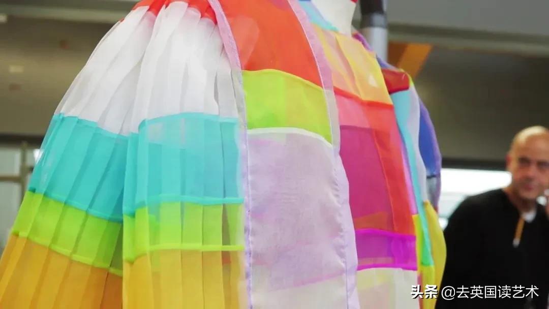 他以一己之力，让UAL的毕业典礼变成“女装大佬”的异装盛会